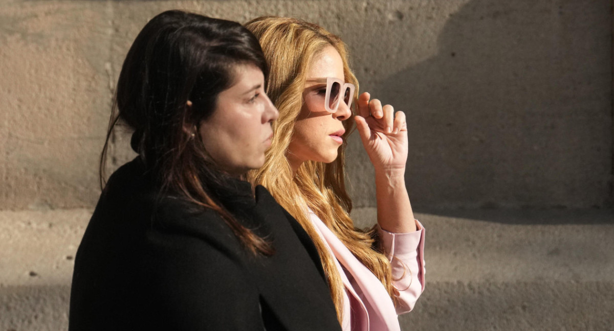 Shakira a la salida de la Audiencia de Barcelona. Foto: EFE.