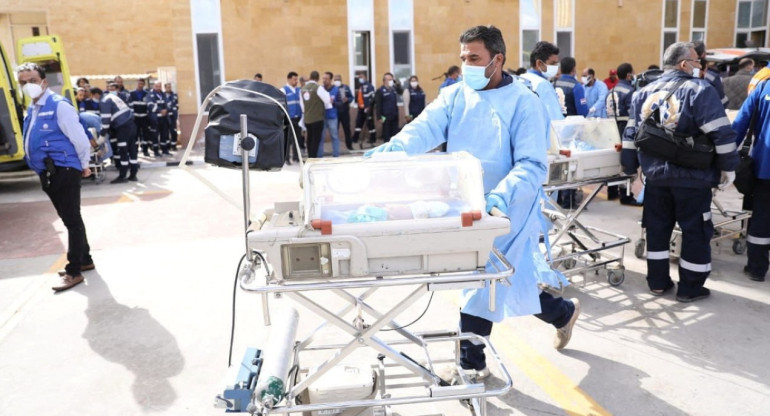 La llegada de los bebés prematuros evacuados de Gaza a Egipto. Foto: Reuters.