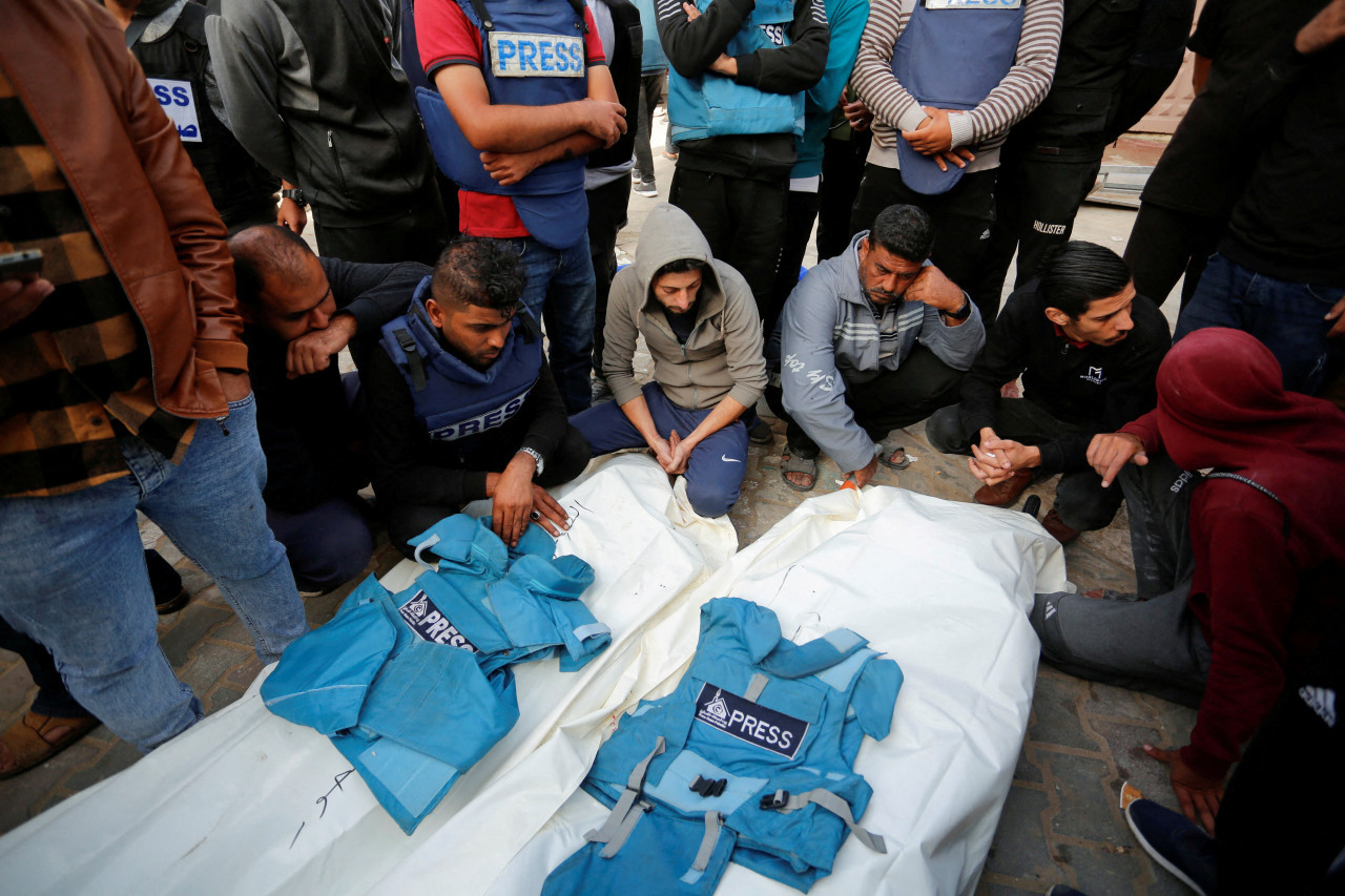 Palestinos lloran a los periodistas locales Hassouna Sleem y Sary Mansour, que murieron en un ataque israelí contra una casa. Reuters.