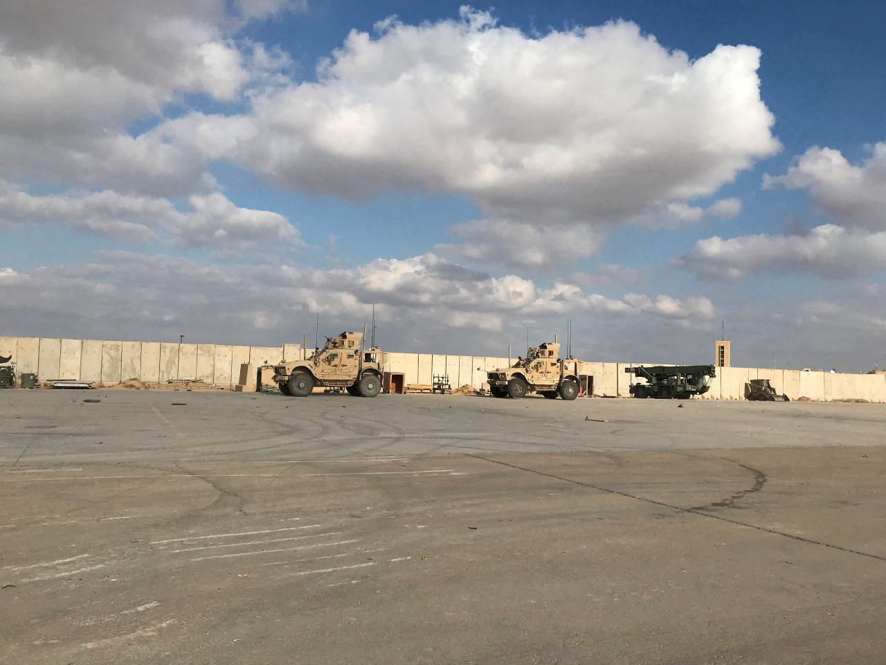 Tanques estadounidenses en base militar en Irak. Foto: Reuters.