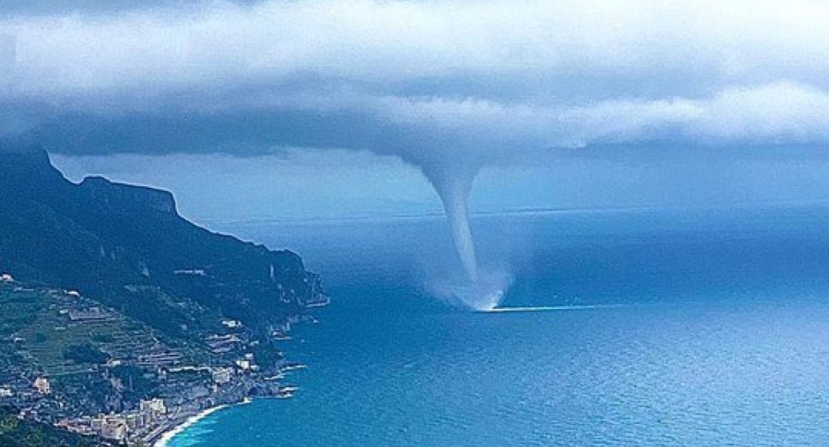 Tromba marina frente a la costa de Salerno, en Italia. Foto Twitter @GeotechTips.