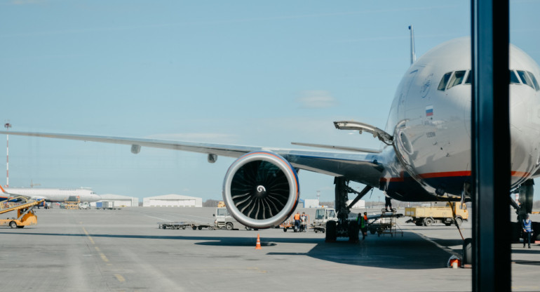 Viajar en avión. Foto: Unsplash