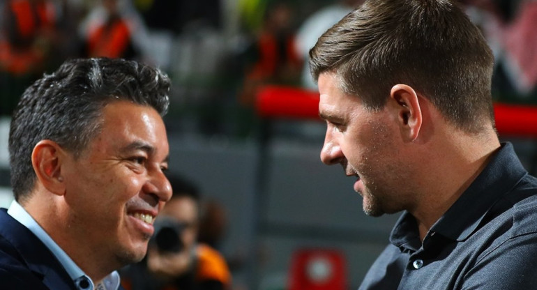 Marcelo Gallardo y Steven Gerrard en el Al Ittihad vs. Al Ettifaq. Foto: @SPL_EN.