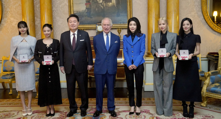 Carlos III recibió a Blackpink en el Palacio de Buckingham. Foto: Reuters