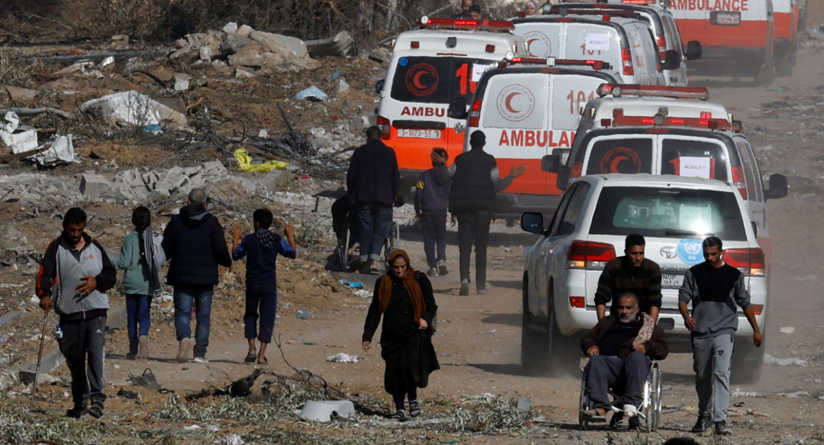 Durante la tregua: ambulancias se dirige hacia el norte de Gaza _Reuters