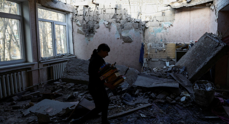 Un jardín de infantes dañado durante los ataques con aviones no tripulados rusos, en medio del ataque de Rusia a Ucrania, en Kiev, Ucrania. Reuters