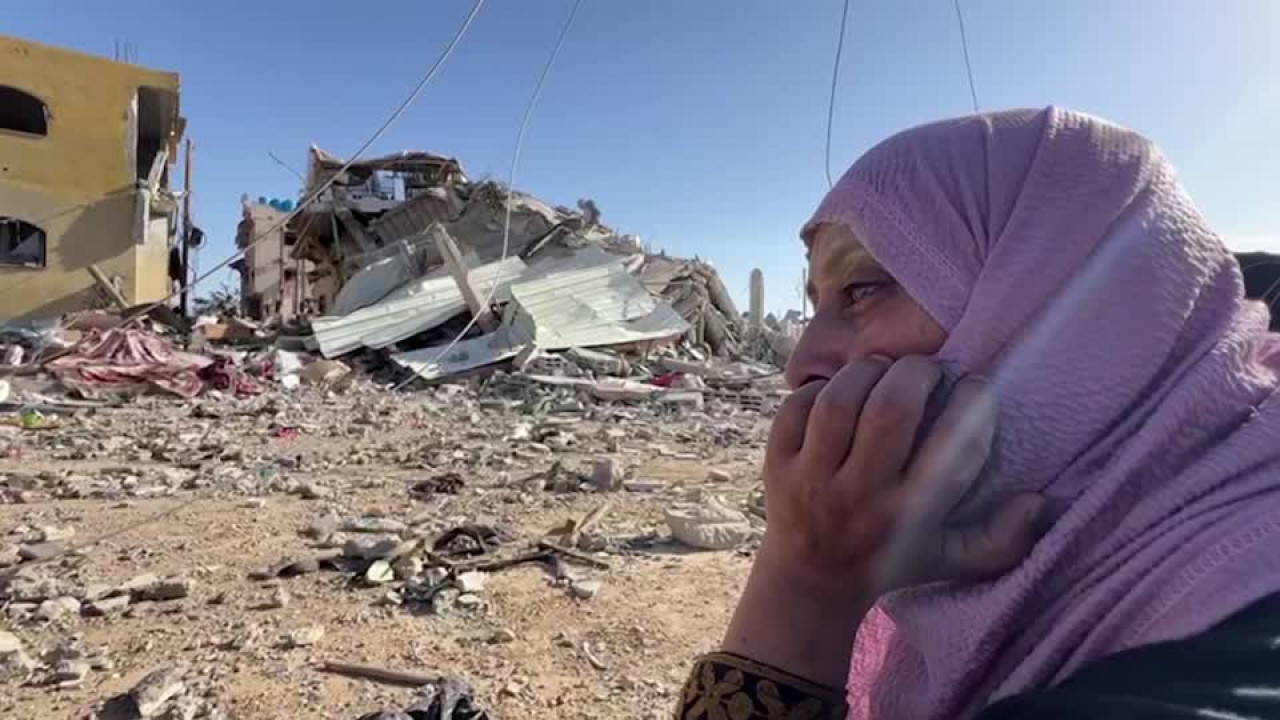 Gazatíes buscan sus cosas entre las ruinas. Foto: Reuters.