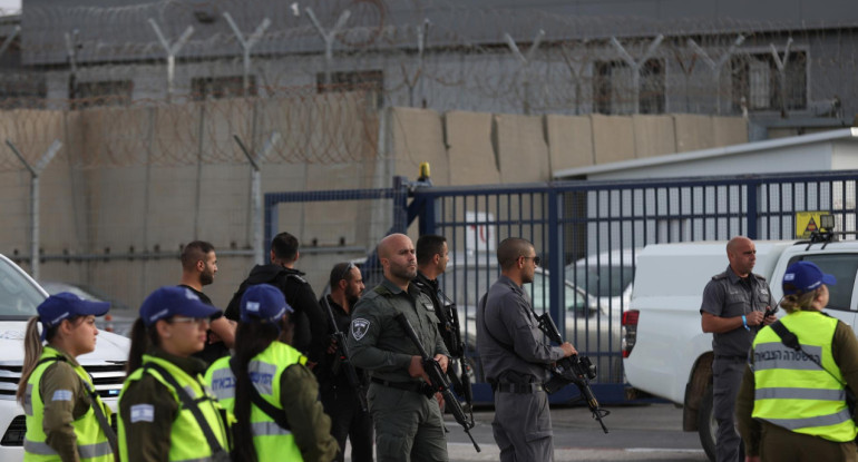 La seguridad esperando que se liberen rehenes. Foto: EFE