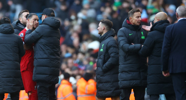 El tenso cruce entre Darwin Núñez y Pep Guardiola. Foto: Reuters