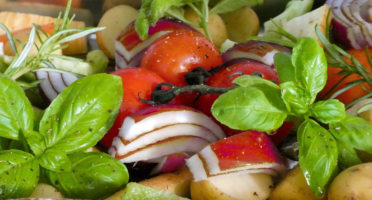 Albahaca, tomates y cebollas. Foto: Unsplash.