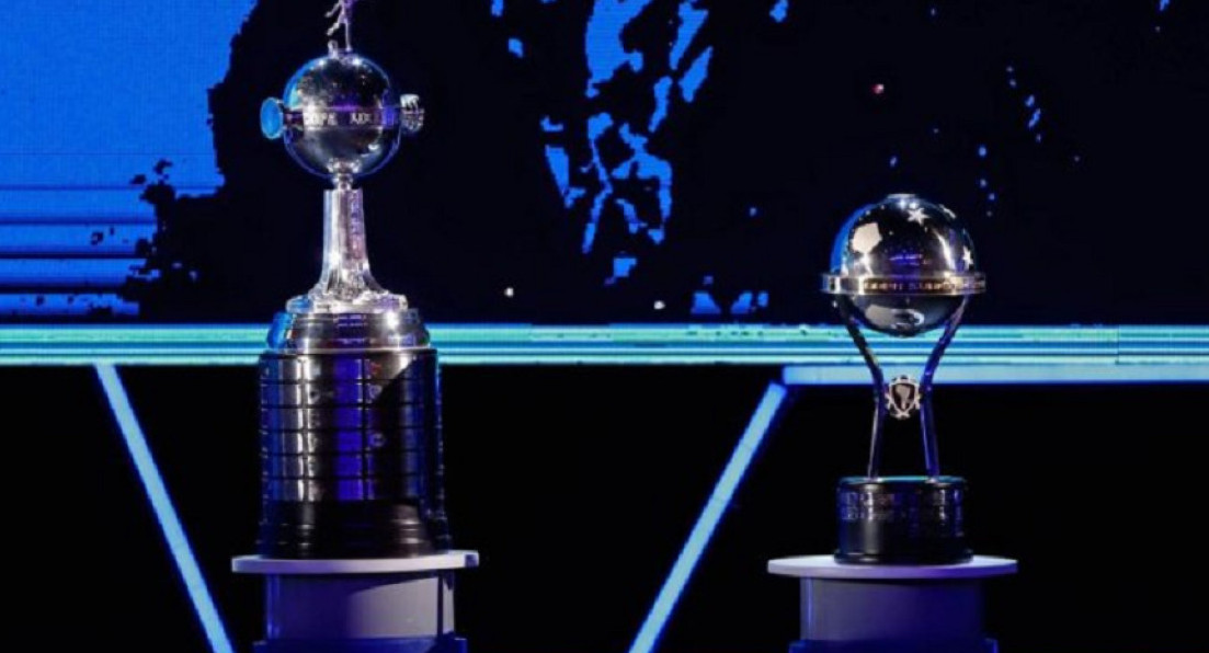 Los trofeos de la Copa Libertadores y la Sudamericana. Foto: NA.