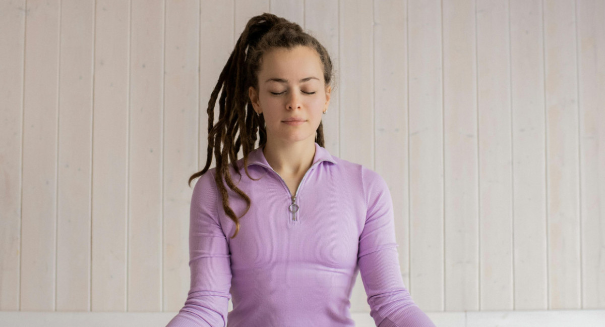 Mujer meditando. Pexels