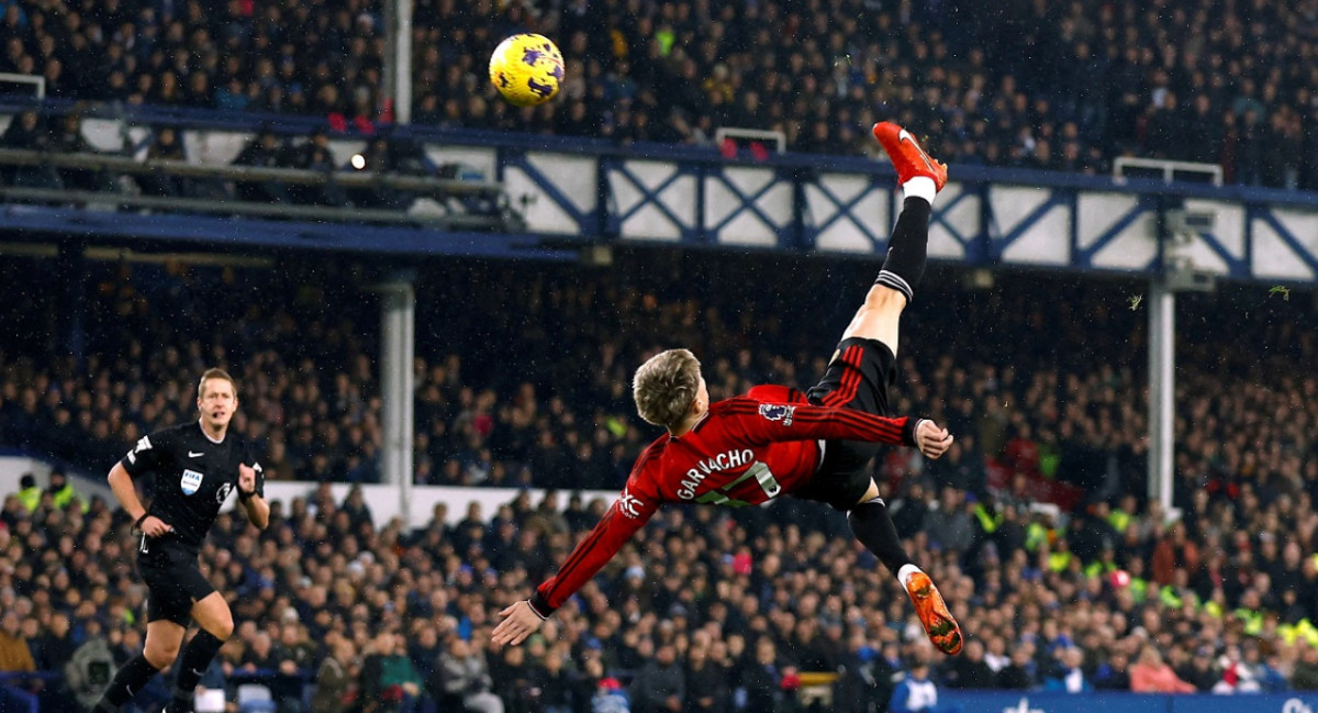 El golazo de Alejandro Garnacho a Everton. Foto: Reuters.