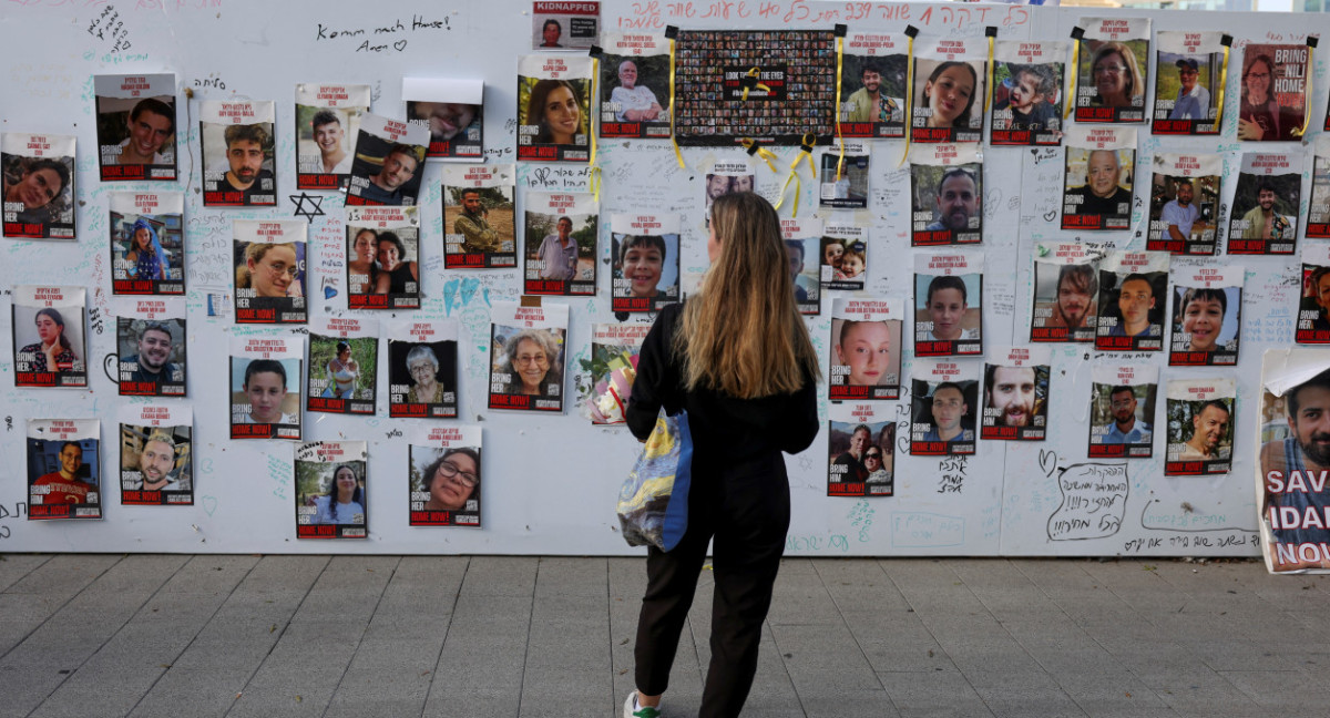 Instalación con fotografías de rehenes tomados por el grupo islamista palestino Hamás, en Tel Aviv. Reuters.