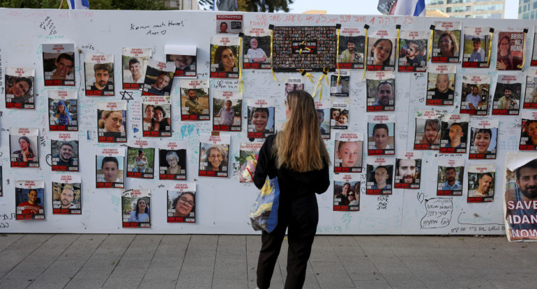 Instalación con fotografías de rehenes tomados por el grupo islamista palestino Hamás, en Tel Aviv. Reuters.