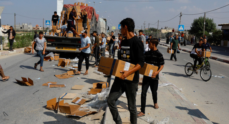 Palestinos recibiendo paquetes de ayuda humanitaria. Gaza. Reuters.