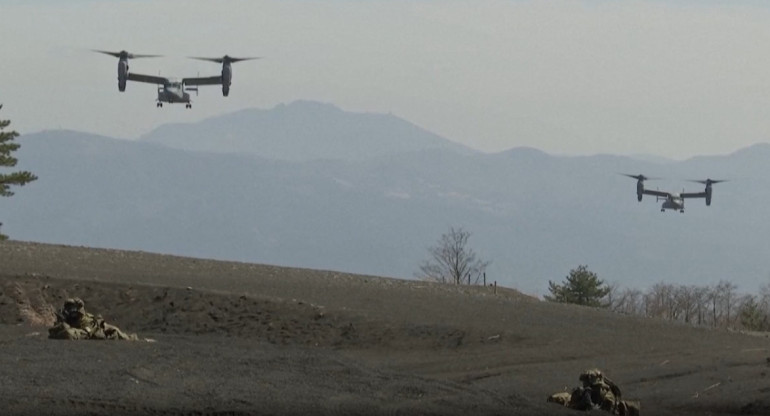 El Bell-Boeing V-22 Osprey que se estrelló en Japón. Foto: Captura / Reuters.