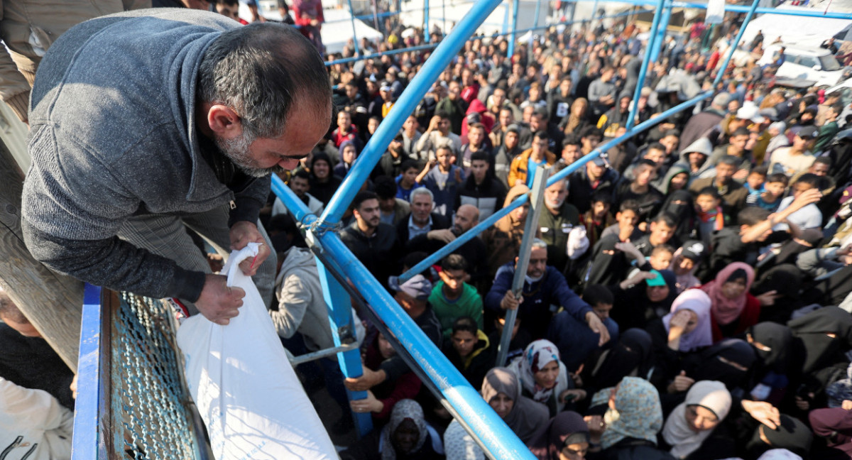 La UNRWA entrega bolsas de harina a gazatíes. Foto: Reuters.