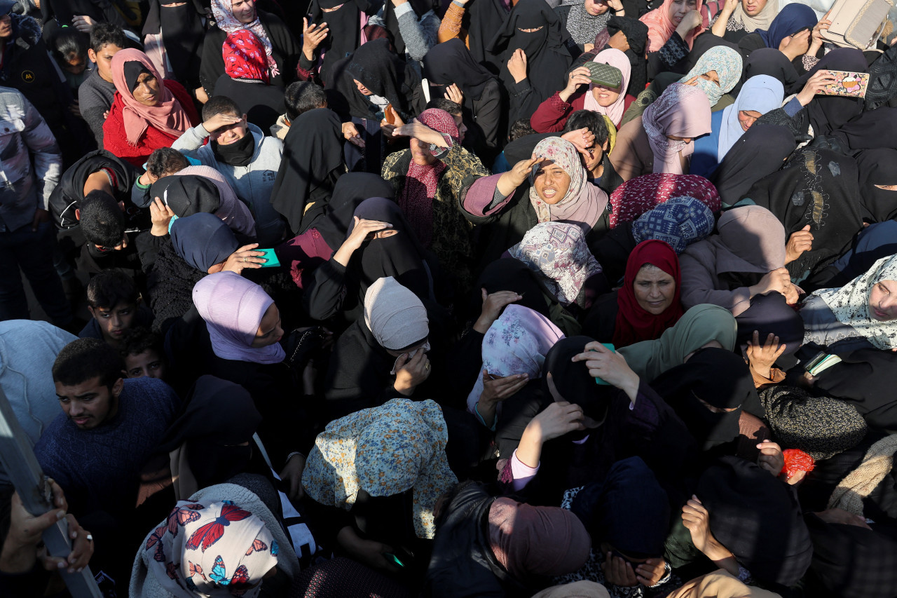 Palestinos se agolpan para recibir ayuda humanitaria en Gaza. Foto: Reuters.