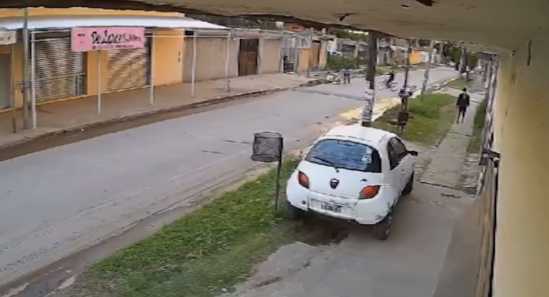 Balean a un joven que intentó resistir el robo de su celular y mochila. Foto: captura video.