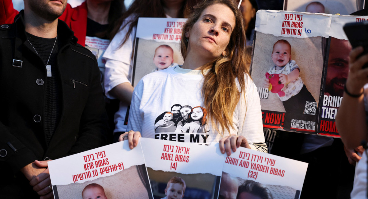 Protestas por la aparición de Kfir Bibas con vida. Foto: Reuters