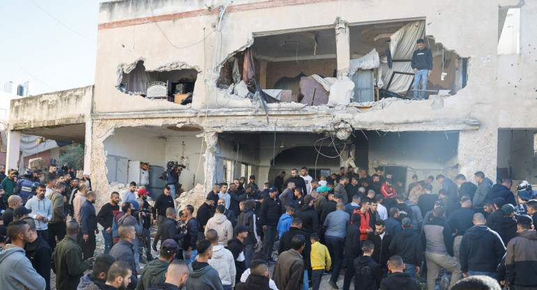 Palestinos observan la destrucción a campo de refugiados Yunis en Cisjordania, tras redada israelí. Foto: Reuters.