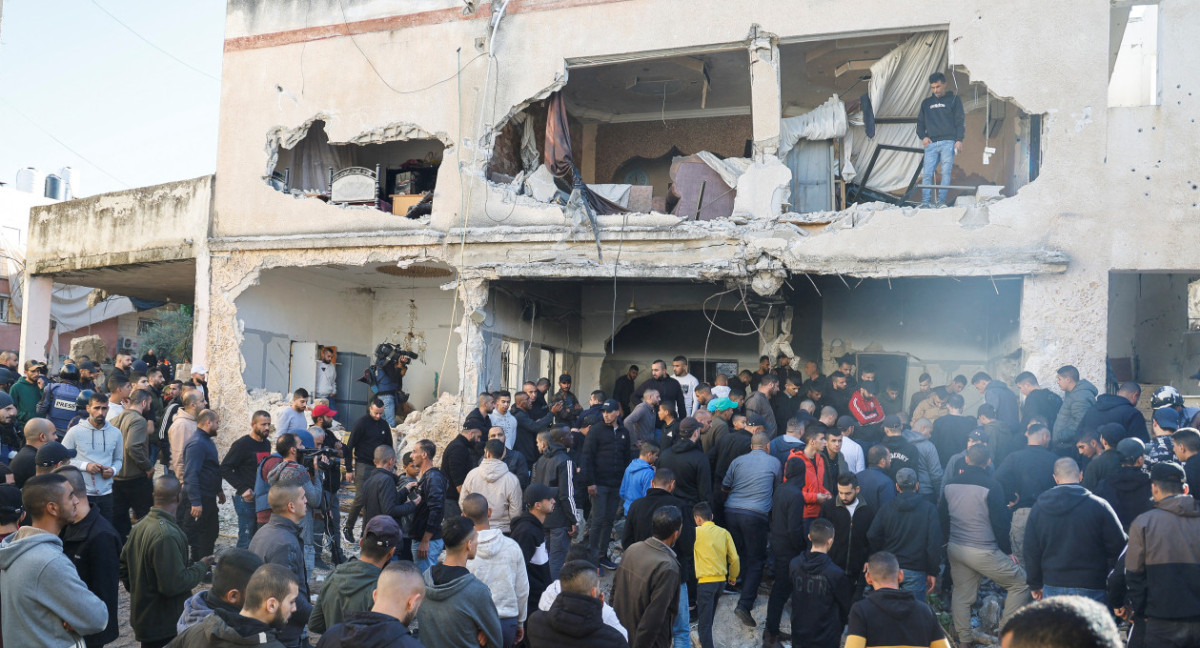 Palestinos observan la destrucción a campo de refugiados Yunis en Cisjordania, tras redada israelí. Foto: Reuters.