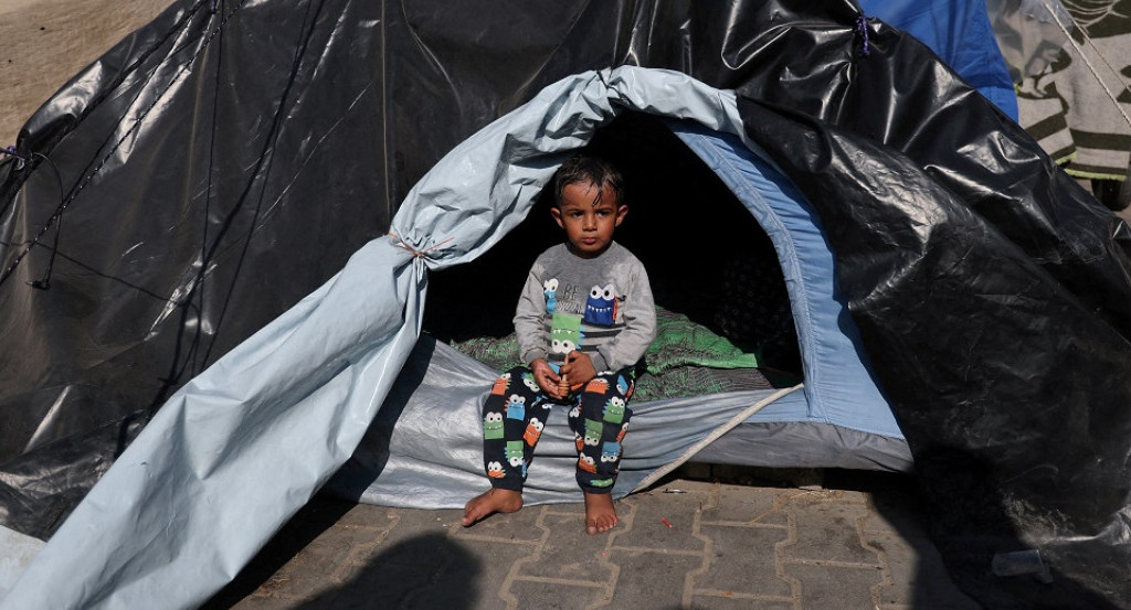 Un niño palestino desplazado en Gaza. Foto: Reuters.