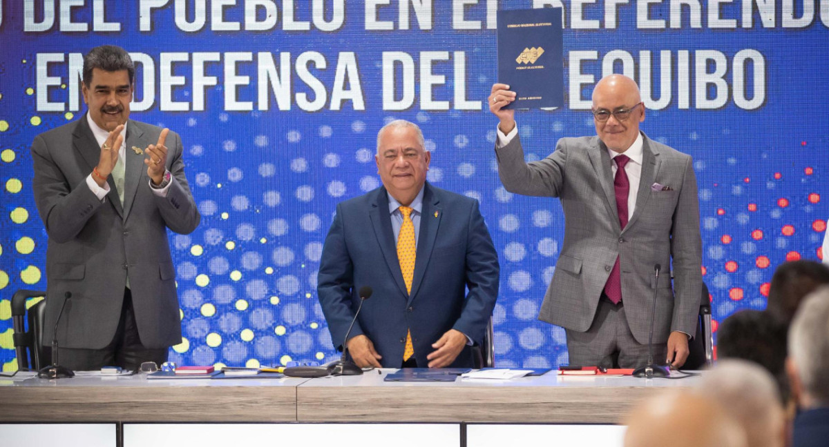 Autoridades venezolanas muestran el resultado positivo del referéndum. Foto: EFE