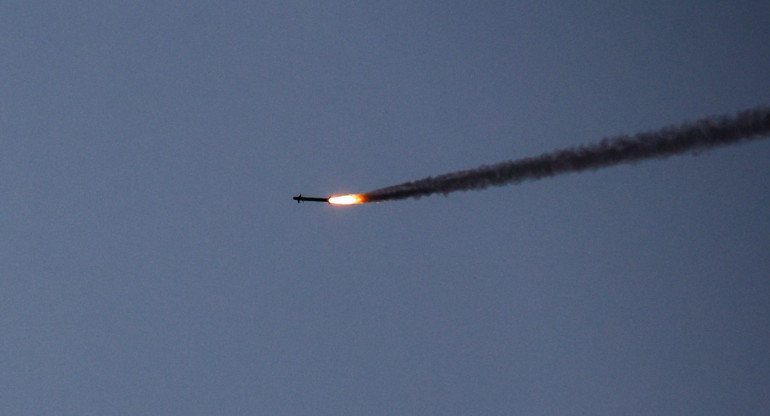 n interceptor de misiles Iron Dome vuela por el cielo, durante un conflicto en curso entre Israel y el grupo islamista palestino Hamas, en la frontera con Gaza. Reuters