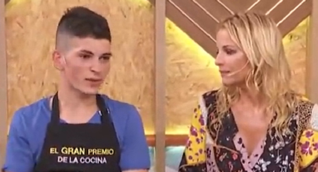 Ian junto a Carina Zampini en "El Gran Premio de la Cocina". Foto: captura eltrece.