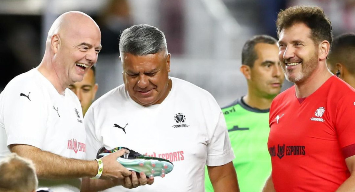 Chiqui Tapia junto a Gianni Infantino y Alejandro Domínguez. Foto: Instagram.