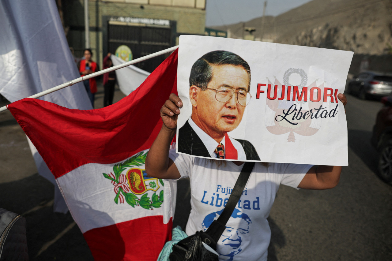 Personas protestan frente a la prisión donde se encuentra detenido el expresidente de Perú Alberto Fujimori , en Lima. Reuteres