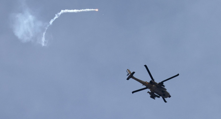 Un helicóptero militar israelí dispara bengalas sobre Gaza, visto desde Nahal Oz, Israel, 07 de diciembre de 2023. Reuters