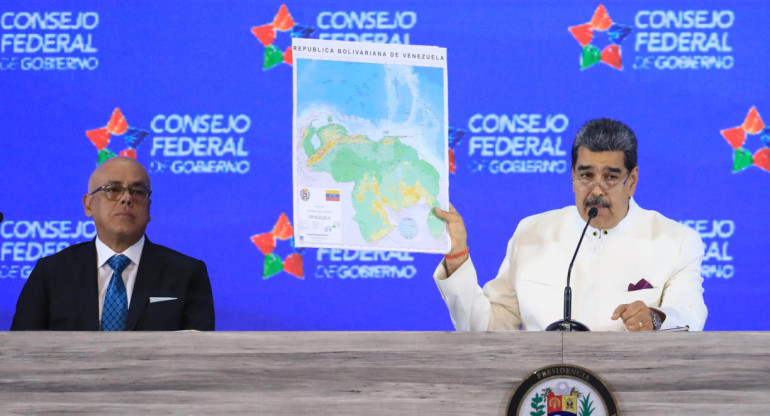 Nicolás Maduro presentando el nuevo mapa de Venezuela con la adhesión del Esequibo.