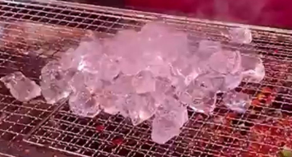 Hielo a la parrilla en China. Foto: captura video