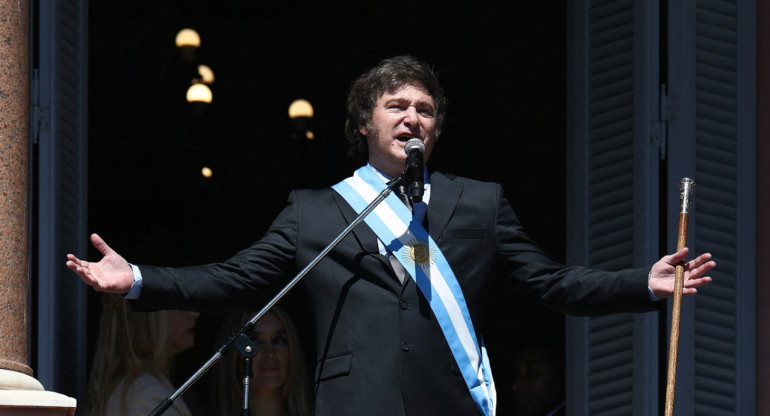 Javier Milei en el balcón de la Casa Rosada. Foto: Reuters