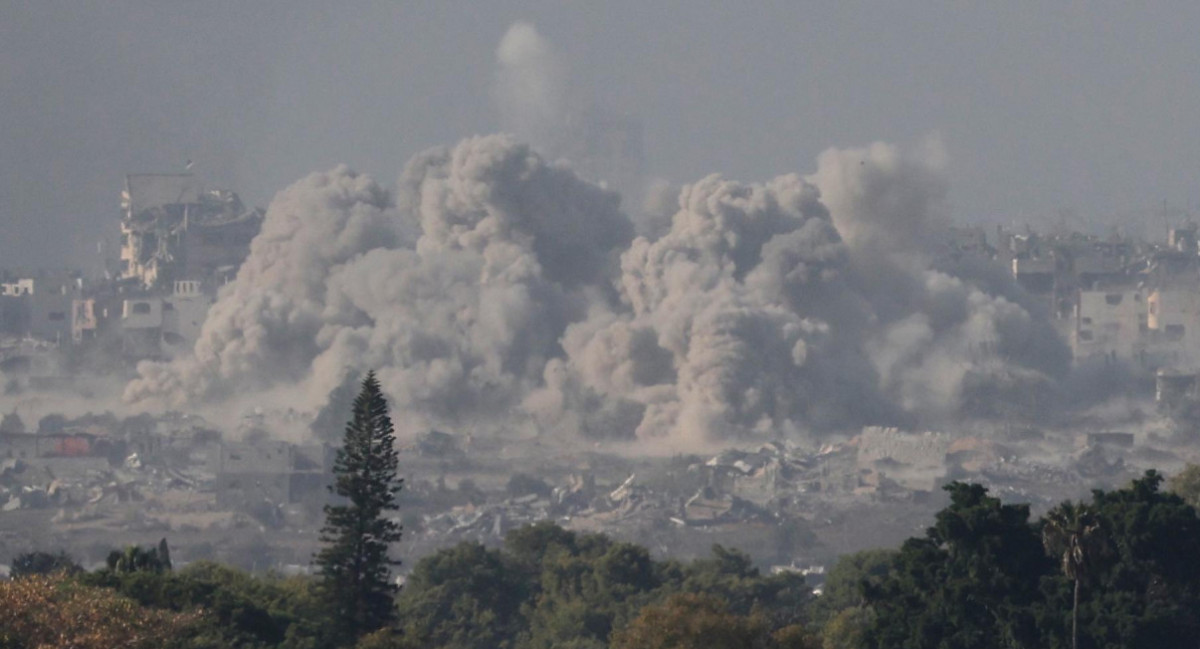 l humo se eleva desde la Franja de Gaza tras los ataques aéreos israelíes, visto desde un lugar no revelado cerca de la frontera entre Gaza y el sur de Israel. EFE