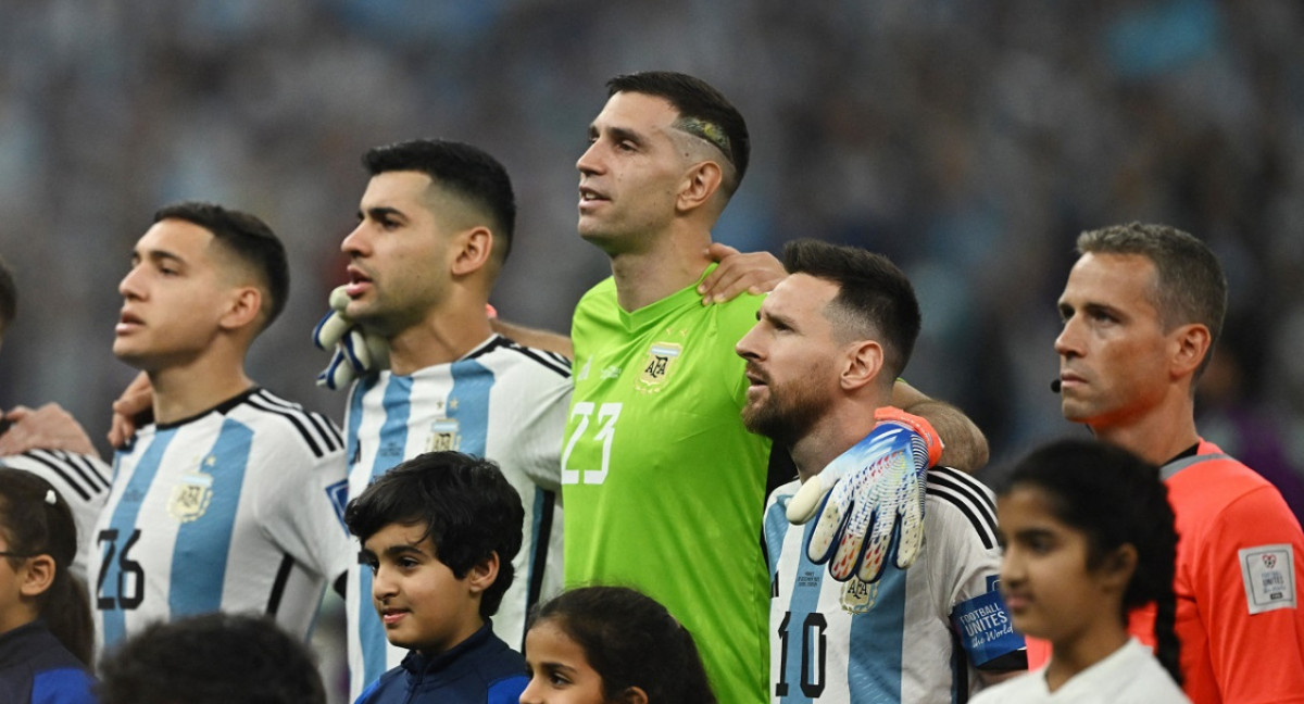 "Cuti" Romero, "Dibu" Martínez y Lionel Messi. Foto: NA.