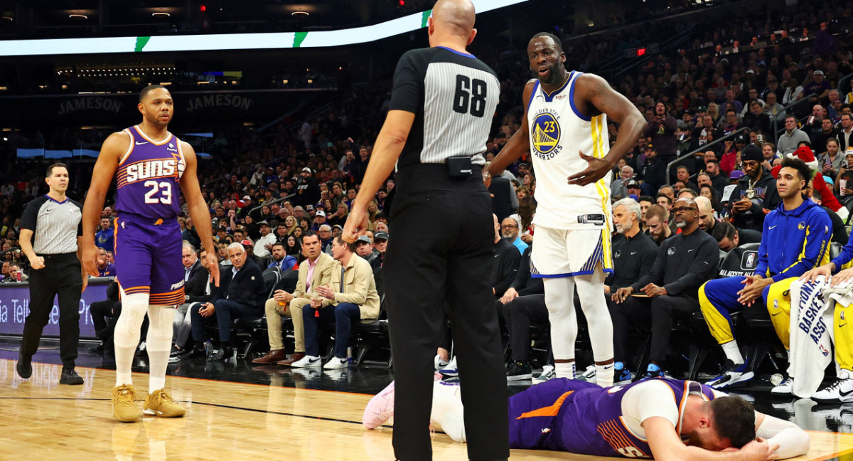 El brutal manotazo de Draymond Green. Foto: Reuters