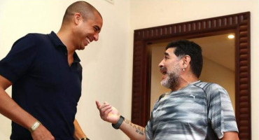 David Trezeguet y Diego Maradona. Foto: Twitter.