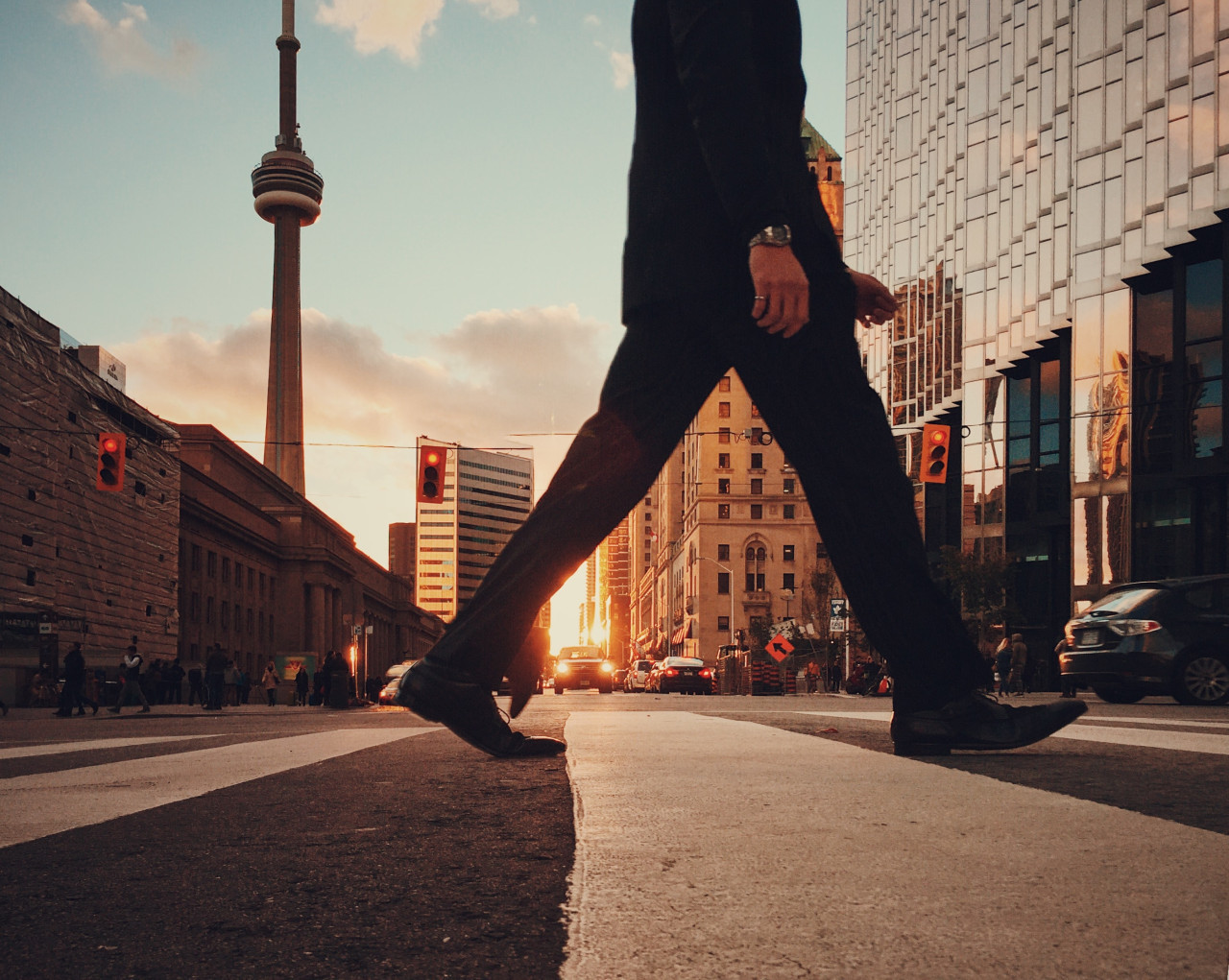 Existe una forma de caminar que ayuda a aliviar dolores lumbares. Foto: Unsplash