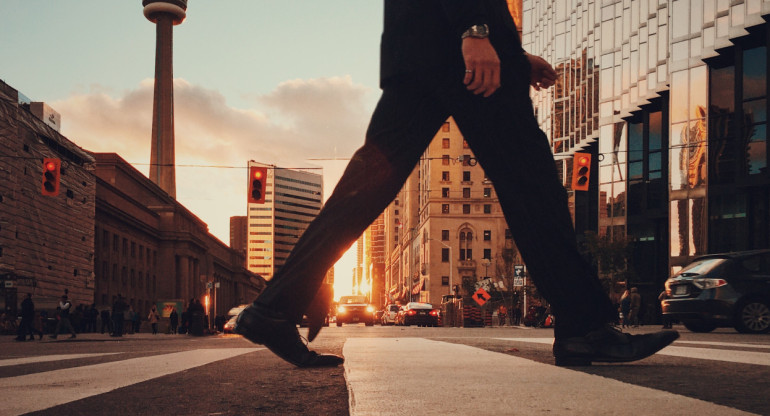 Existe una forma de caminar que ayuda a aliviar dolores lumbares. Foto: Unsplash