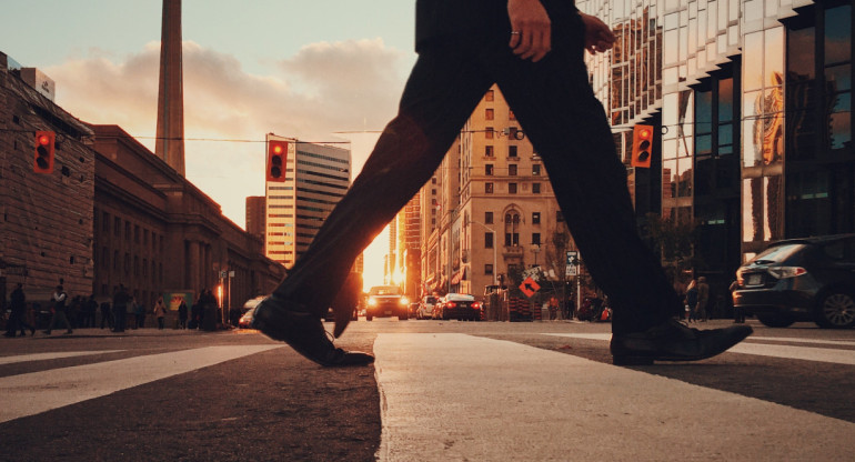 Existe una forma de caminar que ayuda a aliviar dolores lumbares. Foto: Unsplash