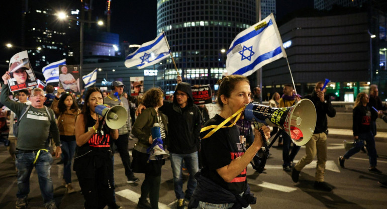 Manifestaciones por el asesinato de tres rehenes israelíes por su Ejército. Foto: Reuters.