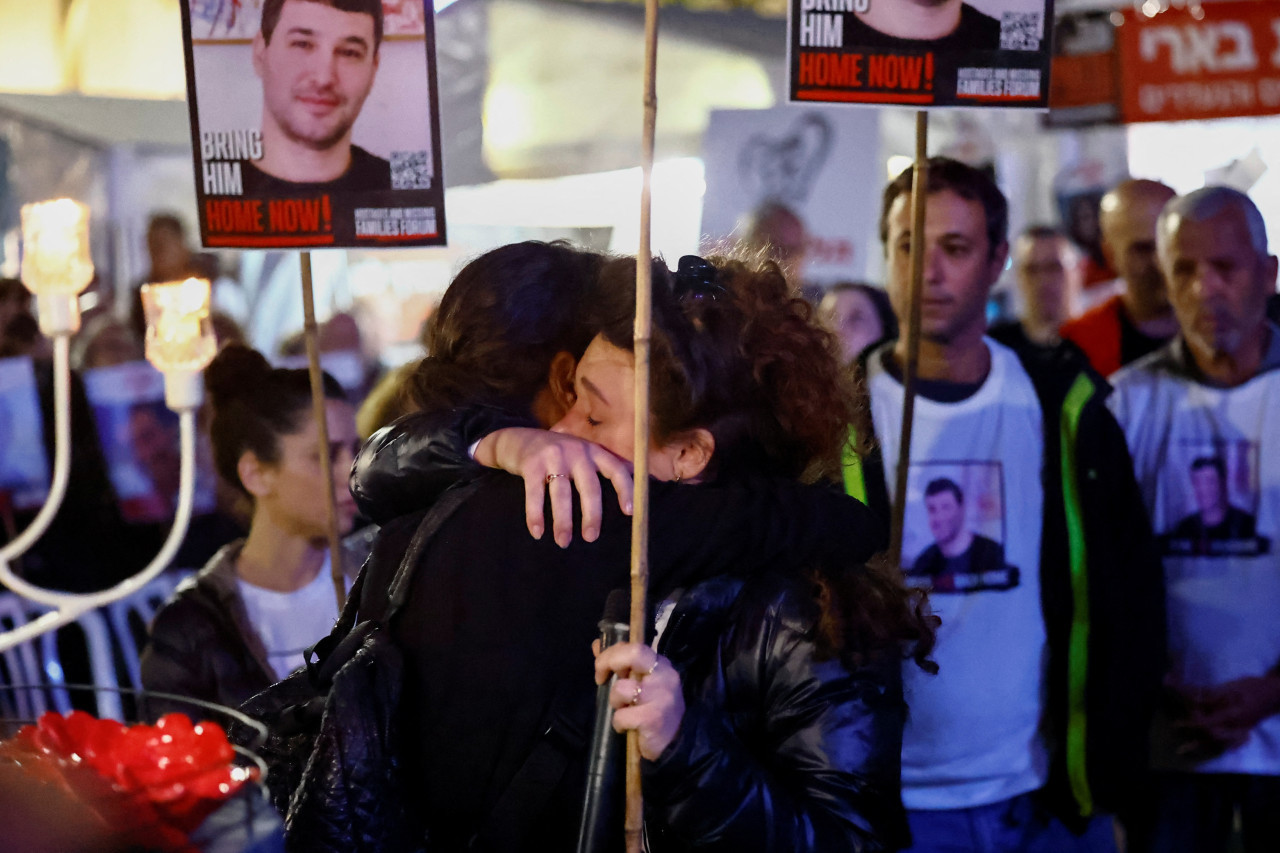 Familiares de rehenes. Foto: Reuters.