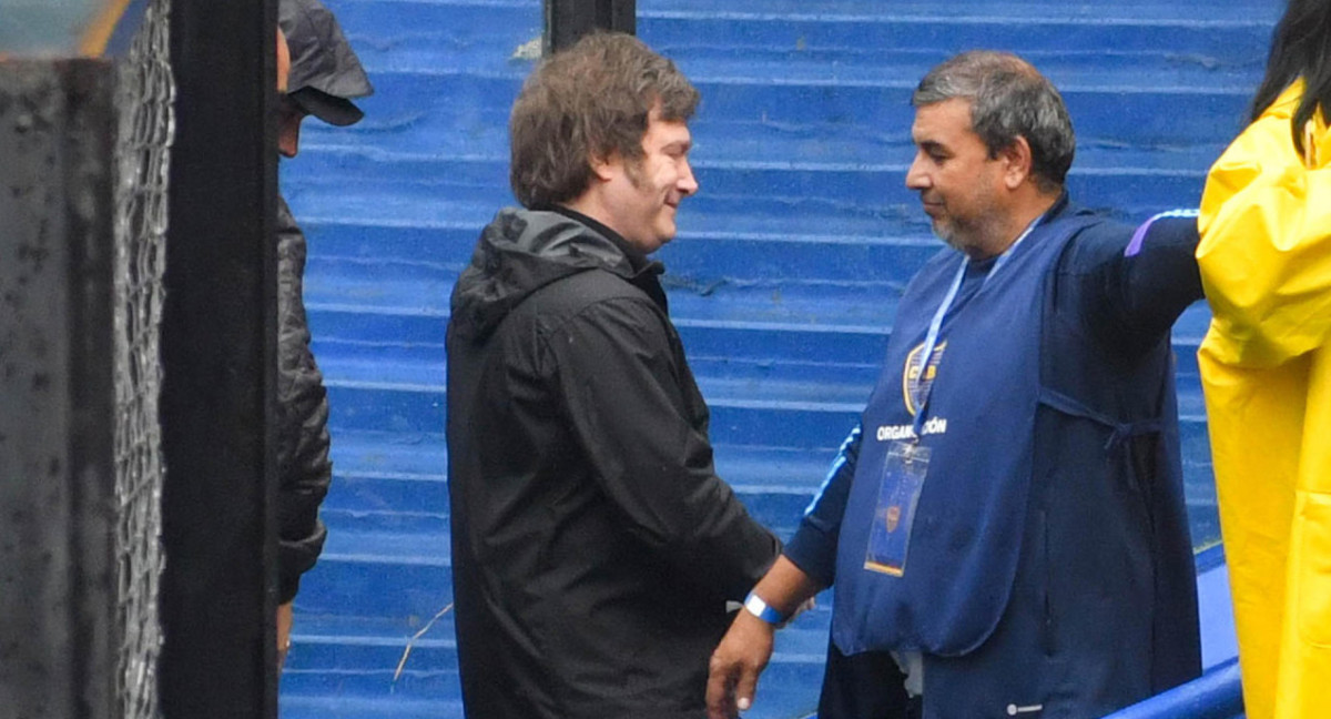 Javier Milei fue a votar a La Bombonera. Foto: EFE