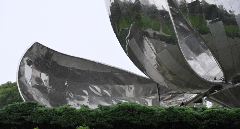 Así quedó la Floralis Genérica tras el temporal. Foto: Télam