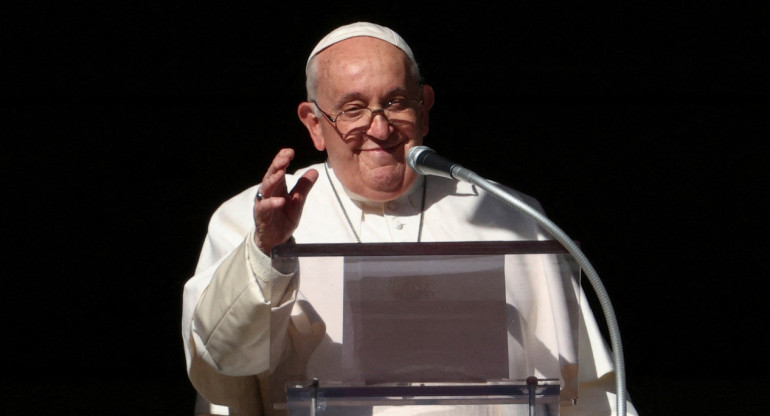 El papa Francisco liderando el Angelus en el Vaticano. Reuters