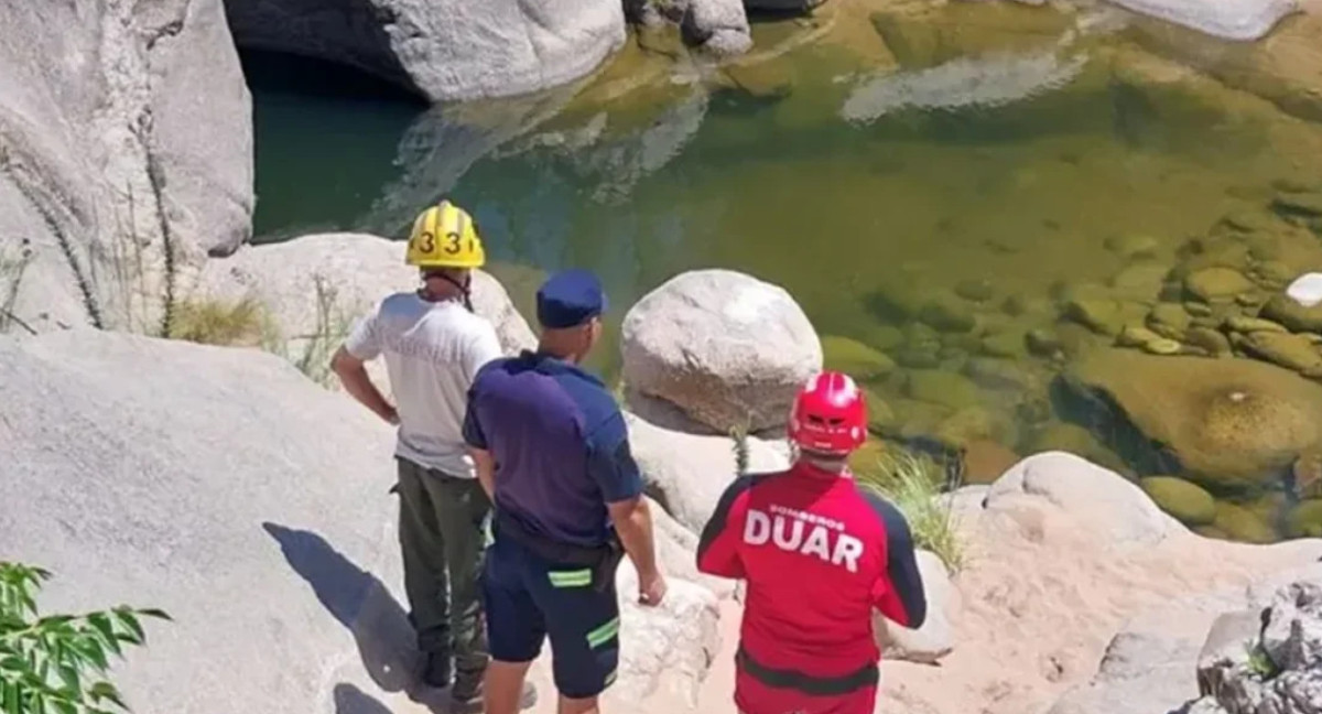 Personal policial y de DUAR en el río Nono, Córdoba. Foto: NA.